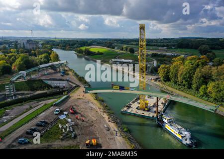 08.10.2022, Deutschland, Nordrhein-Westfalen, Recklinghausen / Castrop-Rauxel - Neubau einer Brücke -Sprung über den Emscher-, einem schwimmenden Kran Stockfoto