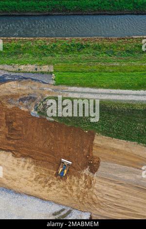 12.10.2022, Deutschland, Nordrhein-Westfalen, Dinslaken - Emscher Einlass in den Rhein. Baustelle der neuen Emscher-Mündung. Auf den Ball Stockfoto