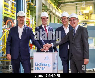 13.10.2022, Deutschland, Nordrhein-Westfalen, Dortmund - ThyssenKrupp Steel, Eröffnung der mit Versand durch Amazon 10 betriebenen Feuerverzinkungslinie 10 am Standort Westfale Stockfoto