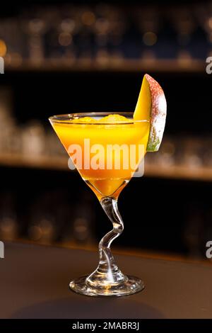 Alkoholfreier Mango-Cocktail. Frische Mango. Indische Drinks. Stockfoto