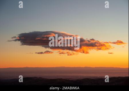 Atemberaubender Sonnenuntergang in den Bergen mit isolierten roten Wolken Stockfoto