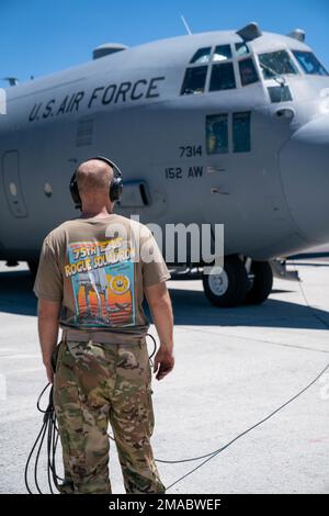 Flugleute der 152. Communications Flight und der 152. Operations Group nehmen an der Bergflaggenübung in Mammoth Lakes, Kalifornien, Teil. 25. Mai 2022. Die Übung wurde durchgeführt, um Airmen auf Agile Combat Employment (ACE) vorzubereiten, ein Konzept der Luftwaffe, das es Airmen ermöglicht, Operationen von verteilten Standorten aus mit höherer und schnellerer Komplexität durchzuführen. Stockfoto