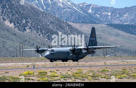 Flugleute der 152. Communications Flight und der 152. Operations Group nehmen an der Bergflaggenübung in Mammoth Lakes, Kalifornien, Teil. 25. Mai 2022. Die Übung wurde durchgeführt, um Airmen auf Agile Combat Employment (ACE) vorzubereiten, ein Konzept der Luftwaffe, das es Airmen ermöglicht, Operationen von verteilten Standorten aus mit höherer und schnellerer Komplexität durchzuführen. Stockfoto