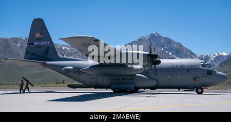 Flugleute der 152. Communications Flight und der 152. Operations Group nehmen an der Bergflaggenübung in Mammoth Lakes, Kalifornien, Teil. 25. Mai 2022. Die Übung wurde durchgeführt, um Airmen auf Agile Combat Employment (ACE) vorzubereiten, ein Konzept der Luftwaffe, das es Airmen ermöglicht, Operationen von verteilten Standorten aus mit höherer und schnellerer Komplexität durchzuführen. Stockfoto