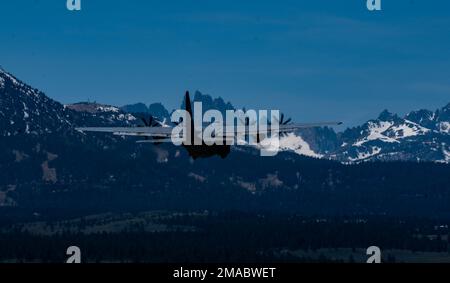 Flugleute der 152. Communications Flight und der 152. Operations Group nehmen an der Bergflaggenübung in Mammoth Lakes, Kalifornien, Teil. 25. Mai 2022. Die Übung wurde durchgeführt, um Airmen auf Agile Combat Employment (ACE) vorzubereiten, ein Konzept der Luftwaffe, das es Airmen ermöglicht, Operationen von verteilten Standorten aus mit höherer und schnellerer Komplexität durchzuführen. Stockfoto