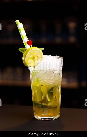 Limonade aus Minze und Limette an der Bar. Stockfoto