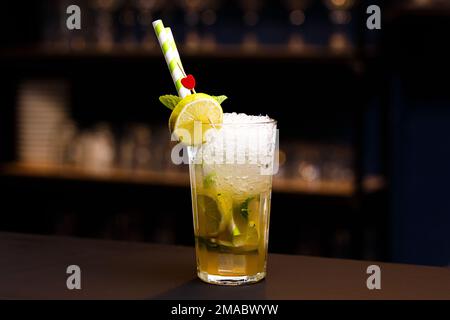 Limonade aus Minze und Limette an der Bar. Stockfoto