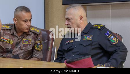 Zwei hochrangige Beamte des irakischen Dienstes zur Bekämpfung des Terrorismus (CTS) diskutieren ein Briefing für Studenten im Rahmen der Rechtsberatung in Bagdad, Irak. Die Ausbildung war eine gemeinsame Anstrengung des CTS und der Koalitionsstreitkräfte, um Rechtsberater besser in die Lage zu versetzen, Befehlshaber in Fragen des Rechts bewaffneter Konflikte, der Einsatzregeln und anderer militärischer Rechtsfragen zu beraten. (Dieses Foto wurde zugeschnitten und farblich korrigiert, um das Motiv besser hervorzuheben.) Stockfoto