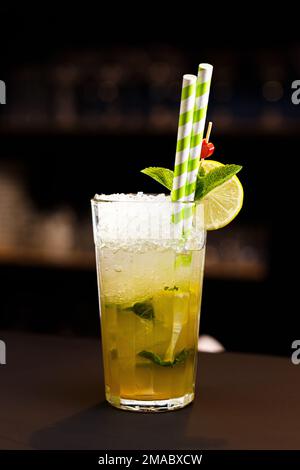 Limonade aus Minze und Limette an der Bar. Stockfoto