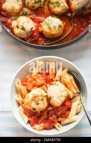 Hähnchenfleischbällchen in Tomatensoße mit Pasta Stockfoto