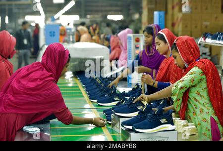 Gazipur. 19. Januar 2023. Die Arbeiter arbeiten am 24. Dezember 2022 in der chinesischen Schuhfabrik im Bezirk Gazipur am Stadtrand von Dhaka, Bangladesch, an einer Produktionslinie. ZU „Feature: Chinese Shoemaker in Bangladesh erfolgreich Ride Out Pandemie Gezeiten“ Credit: Xinhua/Alamy Live News Stockfoto