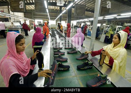 Gazipur. 19. Januar 2023. Die Arbeiter arbeiten am 24. Dezember 2022 in der chinesischen Schuhfabrik im Bezirk Gazipur am Stadtrand von Dhaka, Bangladesch, an einer Produktionslinie. ZU „Feature: Chinese Shoemaker in Bangladesh erfolgreich Ride Out Pandemie Gezeiten“ Credit: Xinhua/Alamy Live News Stockfoto