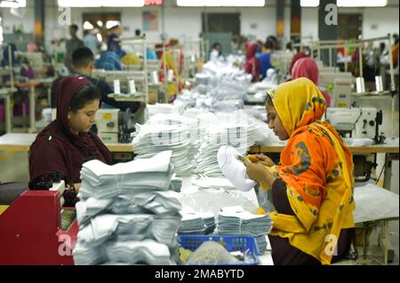 Gazipur. 19. Januar 2023. Am 24. Dezember 2022 verarbeiteten die Arbeiter in der chinesischen Schuhfabrik im Bezirk Gazipur am Stadtrand von Dhaka, Bangladesch, Schuhteile. ZU „Feature: Chinese Shoemaker in Bangladesh erfolgreich Ride Out Pandemie Gezeiten“ Credit: Xinhua/Alamy Live News Stockfoto