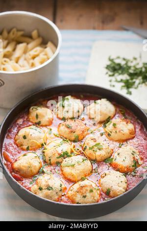 Hühnchen und Ricotta-Fleischbällchen in Tomatensoße Stockfoto