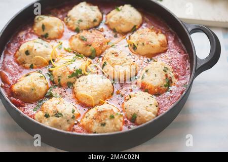Hühnchen und Ricotta-Fleischbällchen in Tomatensoße Stockfoto