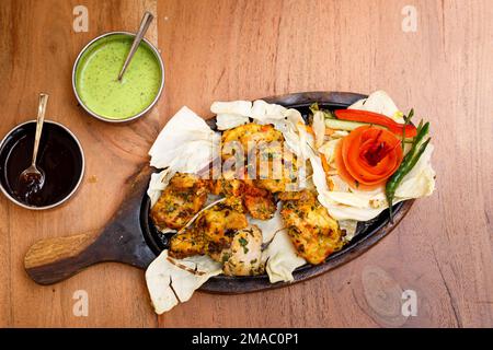 Indisches Essen. Indisches Barbecue wird im Ofen gekocht. Stockfoto