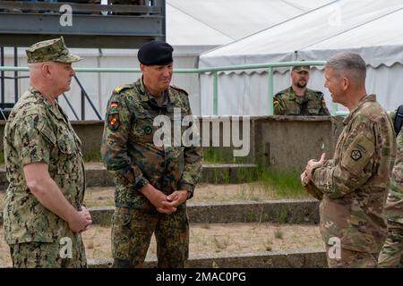 USA Marineadmiral Christopher W. Grady, stellvertretender Vorsitzender der Generalstabschef, Leutnant Markus Laubenthal, stellvertretender Chef der Bundeswehr, Center und USA Generalmajor Jeff Broadwater, stellvertretender Generalkommandant, V-Corps, rechts, bei einem Besuch des Oberlausitz-Trainingsgeländes, Deutschland, im Rahmen von DEFENDER-Europe 22, 24. Mai 2022. DEFENDER-Europe 22 ist eine Serie von US-amerikanischen Multinationale Ausbildungsübungen der Armee in Europa und Afrika innerhalb der USA Das große Übungswerk der europäischen Kommandozentrale, das in Osteuropa stattfindet. DEFENDER-Europe 22 demonstriert die USA Ar Stockfoto