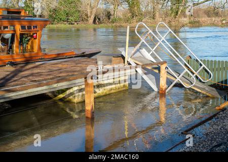 Sonning, Berkshire, Großbritannien. 19. Januar 2023. Nach heftigen Regenfällen im Januar ist die Themse am Ufer von Sonning in Berkshire geplatzt. Das Wasser der Themse pumpte heute in der Nähe der Sonning Bridge Wasser weg. Ein Hochwasseralarm für die Themse von Mapledurham bis Sonning bleibt bestehen. Kredit: Maureen McLean/Alamy Live News Stockfoto