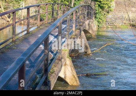 Sonning, Berkshire, Großbritannien. 19. Januar 2023. Nach heftigen Regenfällen im Januar ist die Themse am Ufer von Sonning in Berkshire geplatzt. Das Wasser der Themse pumpte heute in der Nähe der Sonning Bridge Wasser weg. Ein Hochwasseralarm für die Themse von Mapledurham bis Sonning bleibt bestehen. Kredit: Maureen McLean/Alamy Live News Stockfoto