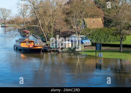 Sonning, Berkshire, Großbritannien. 19. Januar 2023. Nach heftigen Regenfällen im Januar ist die Themse am Ufer von Sonning in Berkshire geplatzt. Das Wasser der Themse pumpte heute in der Nähe der Sonning Bridge Wasser weg. Ein Hochwasseralarm für die Themse von Mapledurham bis Sonning bleibt bestehen. Kredit: Maureen McLean/Alamy Live News Stockfoto