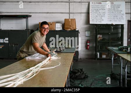 EIN US-AMERIKANISCHER Ein Soldat der Armee, der der 346. Theater Aerial Delivery Company zugeteilt wurde, einer Army Airborne Unit, City of Bell, US Army Reserve Center, Kalifornien, bereitet eine Vielzahl von Paletten, Fallschirmen und Massencontainer-Liefersystemen während der Übung Swamp Avenger am 24. Mai 2022 im Air Dominance Center vor und rüstet sie. Ein Kampfbereitschafts-Trainingscenter in Savannah, Georgia. Mehrere taktische Luftwaffeneinheiten der Luftwaffe und der Marines unterstützten die Übung, indem sie die Rudel und die in der Luft befindlichen Soldaten über einen Zeitraum von zwei Wochen im gesamten Bundesstaat Georgien absetzten, damit der TADC 346. jährlich abgeschlossen werden konnte Stockfoto