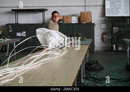 EIN US-AMERIKANISCHER Ein Soldat der Armee, der der 346. Theater Aerial Delivery Company zugeteilt wurde, einer Army Airborne Unit, City of Bell, US Army Reserve Center, Kalifornien, bereitet eine Vielzahl von Paletten, Fallschirmen und Massencontainer-Liefersystemen während der Übung Swamp Avenger am 24. Mai 2022 im Air Dominance Center vor und rüstet sie. Ein Kampfbereitschafts-Trainingscenter in Savannah, Georgia. Mehrere taktische Luftwaffeneinheiten der Luftwaffe und der Marines unterstützten die Übung, indem sie die Rudel und die in der Luft befindlichen Soldaten über einen Zeitraum von zwei Wochen im gesamten Bundesstaat Georgien absetzten, damit der TADC 346. jährlich abgeschlossen werden konnte Stockfoto