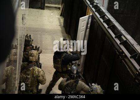 Green Berets sind dem 2. Bataillon zugeteilt, 10. Spezialeinsatzgruppe (Airborne), führt Nahkampf Schulter an Schulter mit deutschem Spezialeinsatzpersonal in Fort Carson, Colorado, 24. Mai 2022. Die polnischen und deutschen Kommandos haben die Taktik und Techniken der CQB gemeinsam mit den Soldaten der Spezialeinheiten, die der 10. SFG(A) Critical Threats Advisory Company von Mai 2 bis Juni 3 zugeteilt wurden, verbessert. Stockfoto