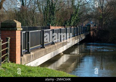 Sonning, Berkshire, Großbritannien. 19. Januar 2023. Nach heftigen Regenfällen im Januar ist die Themse am Ufer von Sonning in Berkshire geplatzt. Das Wasser der Themse pumpte heute in der Nähe der Sonning Bridge Wasser weg. Ein Hochwasseralarm für die Themse von Mapledurham bis Sonning bleibt bestehen. Kredit: Maureen McLean/Alamy Live News Stockfoto