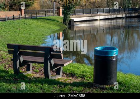 Sonning, Berkshire, Großbritannien. 19. Januar 2023. Nach heftigen Regenfällen im Januar ist die Themse am Ufer von Sonning in Berkshire geplatzt. Das Wasser der Themse pumpte heute in der Nähe der Sonning Bridge Wasser weg. Ein Hochwasseralarm für die Themse von Mapledurham bis Sonning bleibt bestehen. Kredit: Maureen McLean/Alamy Live News Stockfoto