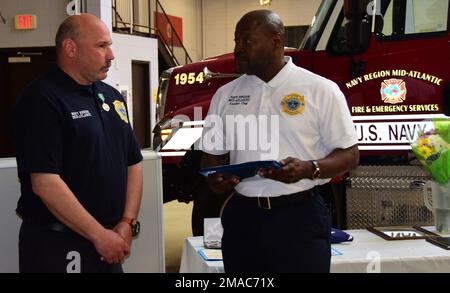 TOLLE SEEN, Illinois. (25. Mai 2022) LT. Kevin Sluga, Great Lakes Fire & Emergency Services, pensioniert nach 28 Jahren engagierten Dienstes während einer Zeremonie in der Great Lakes Fire Department Station 1. Assistant Chief William Wheat überreichte Sluga seine Ruhestandsbescheinigung. Sluga begann im Januar 1994 seine Arbeit in den Großen Seen. Stockfoto