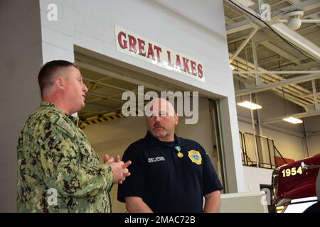 TOLLE SEEN, Illinois. (25. Mai 2022) LT. Kevin Sluga, Great Lakes Fire & Emergency Services, pensioniert nach 28 Jahren engagierten Dienstes während einer Zeremonie in der Great Lakes Fire Department Station 1. Captain Jason J. Williamson, Marinestützpunkt Great Lakes Kommandant, überreichte Sluga die Zivildienstmedaille. Sluga begann im Januar 1994 seine Arbeit in den Großen Seen. Stockfoto