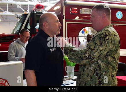 TOLLE SEEN, Illinois. (25. Mai 2022) LT. Kevin Sluga, Great Lakes Fire & Emergency Services, pensioniert nach 28 Jahren engagierten Dienstes während einer Zeremonie in der Great Lakes Fire Department Station 1. Captain Jason J. Williamson, Marinestützpunkt Great Lakes Kommandant, überreichte Sluga die Zivildienstmedaille. Sluga begann im Januar 1994 seine Arbeit in den Großen Seen. Stockfoto