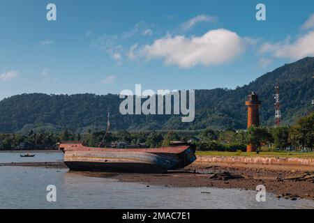 Gestrandetes Holzschiff neben der Altstadt von Koh Lanta in Ko Lanta, Krabi, Thailand Stockfoto