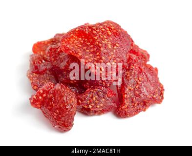 Süßgetrocknete Erdbeeren, isoliert auf weißem Hintergrund Stockfoto