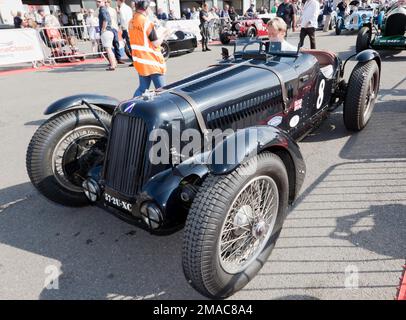 Midnight Blue, Talbot Lago T23, von Max Sowerby und Marcus Black, im National Paddock, im Silverstone Classic von 2022 Stockfoto