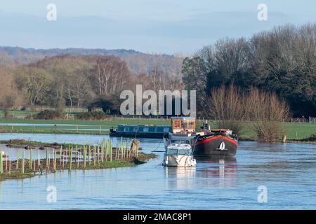 Sonning, Berkshire, Großbritannien. 19. Januar 2023. Nach heftigen Regenfällen im Januar ist die Themse am Ufer von Sonning in Berkshire geplatzt. Das Wasser der Themse pumpte heute in der Nähe der Sonning Bridge Wasser weg. Ein Hochwasseralarm für die Themse von Mapledurham bis Sonning bleibt bestehen. Kredit: Maureen McLean/Alamy Live News Stockfoto