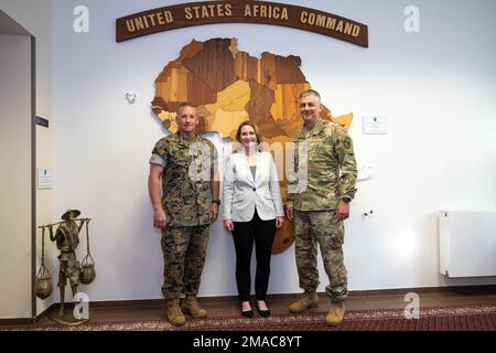 Stellvertretende Verteidigungsministerin Kathleen H. Hicks posiert für ein Foto mit (rechts) dem Kommandeur des U.S. Africa Command, Armeegeneral Stephen Townsend; und dem Befehlshaber von AFRICOM, Marine Corps Sgt. Major Richard Thresher, im AFRICOM Hauptquartier in Stuttgart, Deutschland, 25. Mai. 2022. (DOD-Foto von Lisa Ferdinando) DSD, Kathleen Hicks, Stuttgart, Stockfoto