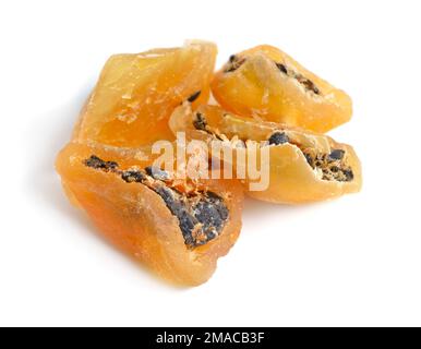 Getrocknete Passionsfrucht, isoliert auf weißem Hintergrund Stockfoto
