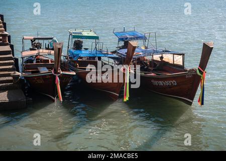 Drei Langboote legen am Ko Lanta Old Town Pier in Ko Lanta, Krabi, Thailand an. 29. November 2022. Stockfoto