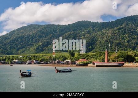 Zwei Langboote vor der Altstadt von Koh Lanta in Ko Lanta, Krabi, Thailand. 29. November 2022. Stockfoto