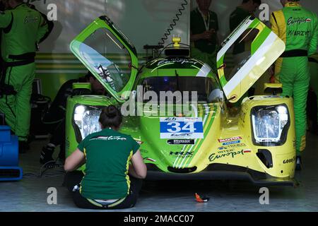 Le Mans / Frankreich - Juni 12-13 2022: 24 Stunden Le Mans, auf den Tribünen letzte Vorbereitungen der Autos sind die Techniker von Inter Europol Competition Stockfoto