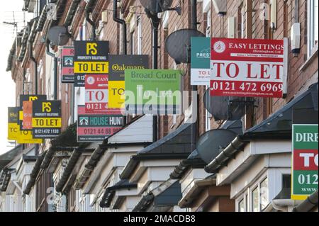 Selly Oak, Birmingham, 19. Januar 2023 - Eine Reihe von Reihenhäusern in Selly Oak, Birmingham. Die Immobilienpreise sind schneller gefallen als erwartet, doch hat sich die Zahl der privaten Haushalte im Vereinigten Königreich in den letzten zwei Jahrzehnten nach der Volkszählung von 2021 auf 5 Millionen mehr als verdoppelt. Die durchschnittlichen Mieten in Großbritannien stiegen im Dezember 2022 um 10,8 Prozent jährlich. Da die Energiepreise nach wie vor hoch sind, gelten auch die Mietkosten für eine Immobilie. Quelle: Stop Press Media/Alamy Live News Stockfoto