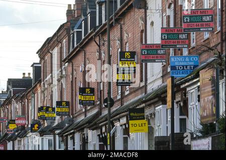 Selly Oak, Birmingham, 19. Januar 2023 - Eine Reihe von Reihenhäusern in Selly Oak, Birmingham. Die Immobilienpreise sind schneller gefallen als erwartet, doch hat sich die Zahl der privaten Haushalte im Vereinigten Königreich in den letzten zwei Jahrzehnten nach der Volkszählung von 2021 auf 5 Millionen mehr als verdoppelt. Die durchschnittlichen Mieten in Großbritannien stiegen im Dezember 2022 um 10,8 Prozent jährlich. Da die Energiepreise nach wie vor hoch sind, gelten auch die Mietkosten für eine Immobilie. Quelle: Stop Press Media/Alamy Live News Stockfoto