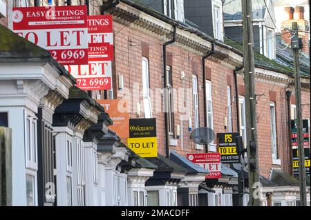 Selly Oak, Birmingham, 19. Januar 2023 - Eine Reihe von Reihenhäusern in Selly Oak, Birmingham. Die Immobilienpreise sind schneller gefallen als erwartet, doch hat sich die Zahl der privaten Haushalte im Vereinigten Königreich in den letzten zwei Jahrzehnten nach der Volkszählung von 2021 auf 5 Millionen mehr als verdoppelt. Die durchschnittlichen Mieten in Großbritannien stiegen im Dezember 2022 um 10,8 Prozent jährlich. Da die Energiepreise nach wie vor hoch sind, gelten auch die Mietkosten für eine Immobilie. Quelle: Stop Press Media/Alamy Live News Stockfoto