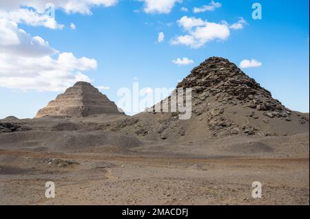 Userkaf-Pyramide mit Djoser-Stufenpyramide im Hintergrund Stockfoto