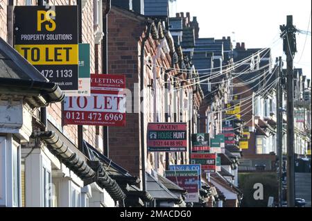 Selly Oak, Birmingham, 19. Januar 2023 - Eine Reihe von Reihenhäusern in Selly Oak, Birmingham. Die Immobilienpreise sind schneller gefallen als erwartet, doch hat sich die Zahl der privaten Haushalte im Vereinigten Königreich in den letzten zwei Jahrzehnten nach der Volkszählung von 2021 auf 5 Millionen mehr als verdoppelt. Die durchschnittlichen Mieten in Großbritannien stiegen im Dezember 2022 um 10,8 Prozent jährlich. Da die Energiepreise nach wie vor hoch sind, gelten auch die Mietkosten für eine Immobilie. Quelle: Stop Press Media/Alamy Live News Stockfoto