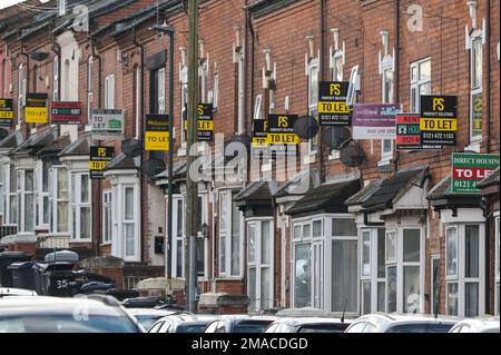 Selly Oak, Birmingham, Januar 19. 2023 - Eine Reihe von terrassenförmigen Grundstücken, die in Selly Oak, Birmingham, gemietet werden können. Die Wohnimmobilienpreise sind schneller als erwartet gefallen, doch hat sich die Zahl der privaten Mieter im Vereinigten Königreich in den letzten zwei Jahrzehnten mehr als verdoppelt, laut der Volkszählung 2021, auf 5 Millionen. Die durchschnittlichen Mieten in Großbritannien stiegen im Dezember 2022 jährlich um 10,8 Prozent. Da die Energiepreise weiterhin hoch bleiben, sind auch die Kosten für die Anmietung einer Immobilie weiterhin hoch. Kredit: Katie Stewart/Alamy Live News Stockfoto