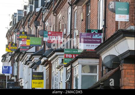 Selly Oak, Birmingham, 19. Januar 2023 - Eine Reihe von Reihenhäusern in Selly Oak, Birmingham. Die Immobilienpreise sind schneller gefallen als erwartet, doch hat sich die Zahl der privaten Haushalte im Vereinigten Königreich in den letzten zwei Jahrzehnten nach der Volkszählung von 2021 auf 5 Millionen mehr als verdoppelt. Die durchschnittlichen Mieten in Großbritannien stiegen im Dezember 2022 um 10,8 Prozent jährlich. Da die Energiepreise nach wie vor hoch sind, gelten auch die Mietkosten für eine Immobilie. Quelle: Stop Press Media/Alamy Live News Stockfoto