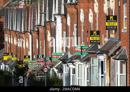 Selly Oak, Birmingham, 19. Januar 2023 - Eine Reihe von Reihenhäusern in Selly Oak, Birmingham. Die Immobilienpreise sind schneller gefallen als erwartet, doch hat sich die Zahl der privaten Haushalte im Vereinigten Königreich in den letzten zwei Jahrzehnten nach der Volkszählung von 2021 auf 5 Millionen mehr als verdoppelt. Die durchschnittlichen Mieten in Großbritannien stiegen im Dezember 2022 um 10,8 Prozent jährlich. Da die Energiepreise nach wie vor hoch sind, gelten auch die Mietkosten für eine Immobilie. Quelle: Stop Press Media/Alamy Live News Stockfoto