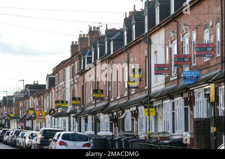 Selly Oak, Birmingham, Januar 19. 2023 - Eine Reihe von terrassenförmigen Grundstücken, die in Selly Oak, Birmingham, gemietet werden können. Die Wohnimmobilienpreise sind schneller als erwartet gefallen, doch hat sich die Zahl der privaten Mieter im Vereinigten Königreich in den letzten zwei Jahrzehnten mehr als verdoppelt, laut der Volkszählung 2021, auf 5 Millionen. Die durchschnittlichen Mieten in Großbritannien stiegen im Dezember 2022 jährlich um 10,8 Prozent. Da die Energiepreise weiterhin hoch bleiben, sind auch die Kosten für die Anmietung einer Immobilie weiterhin hoch. Kredit: Katie Stewart/Alamy Live News Stockfoto